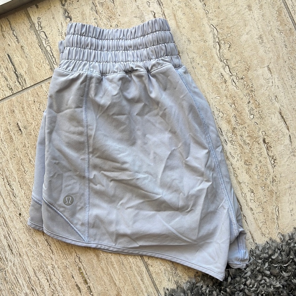 Lululemon high rise hotty hot shorts 2.5”